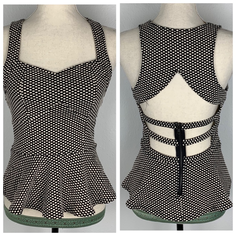 Twelfth & Townr adorable sweetheart neck top
